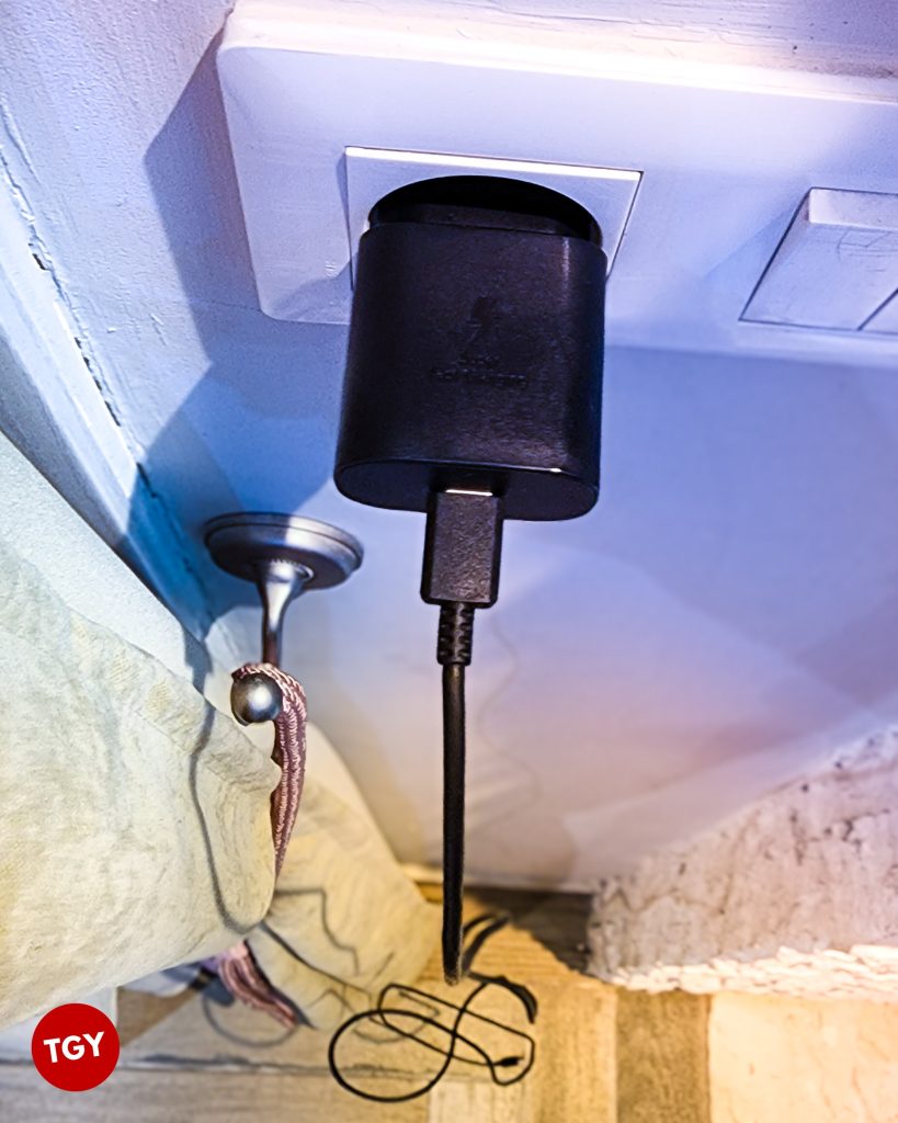 Attention ! Ne laissez pas un chargeur branché à vide Attention ! Ne laissez pas un chargeur branché à vide